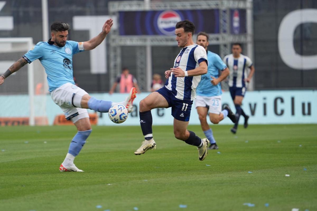 FOTO: El momento de que Alejandro Rébola comete infracción de roja. (Foto: Daniel Cáceres)