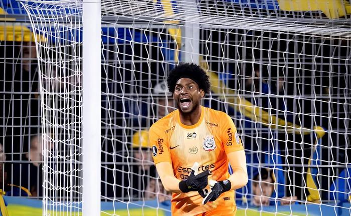 Hugo Souza denunció insultos racistas durante Rosario Central-Corinthians