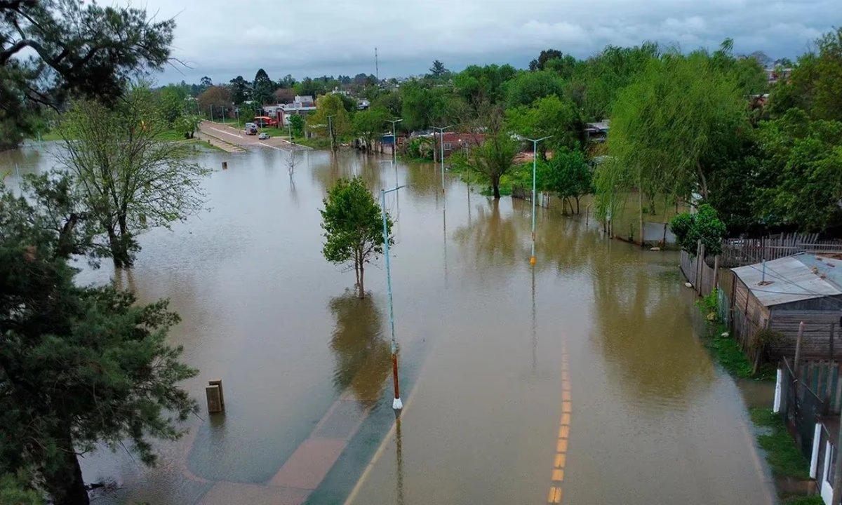 El fenómeno de El Niño provoca crecidas en los ríos Paraná y Uruguay, generando evacuaciones