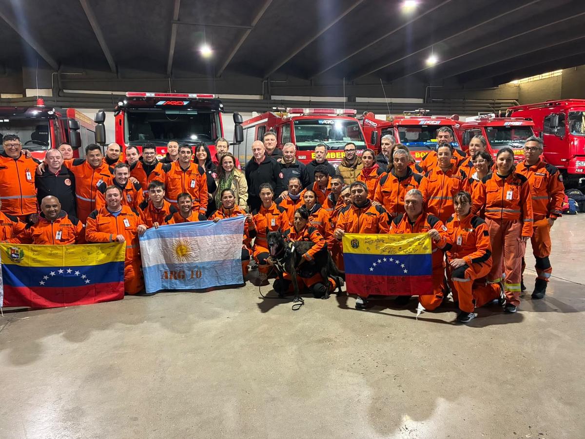 Los bomberos de Villa María, con el perro Argo, volvieron de ayudar en Venezuela.
