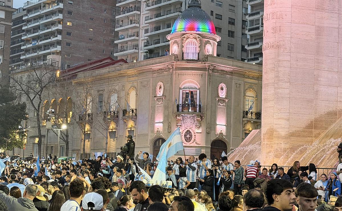 Euforia en Rosario por el triunfo ante Inglaterra y una nueva final del mundo.