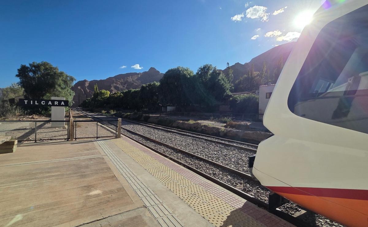 Un viaje inolvidable en el tren solar: una apuesta por la ecología y el turismo.
