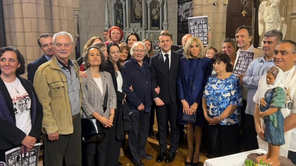 FOTO: Macron con familiares de desaparecidos franceses.