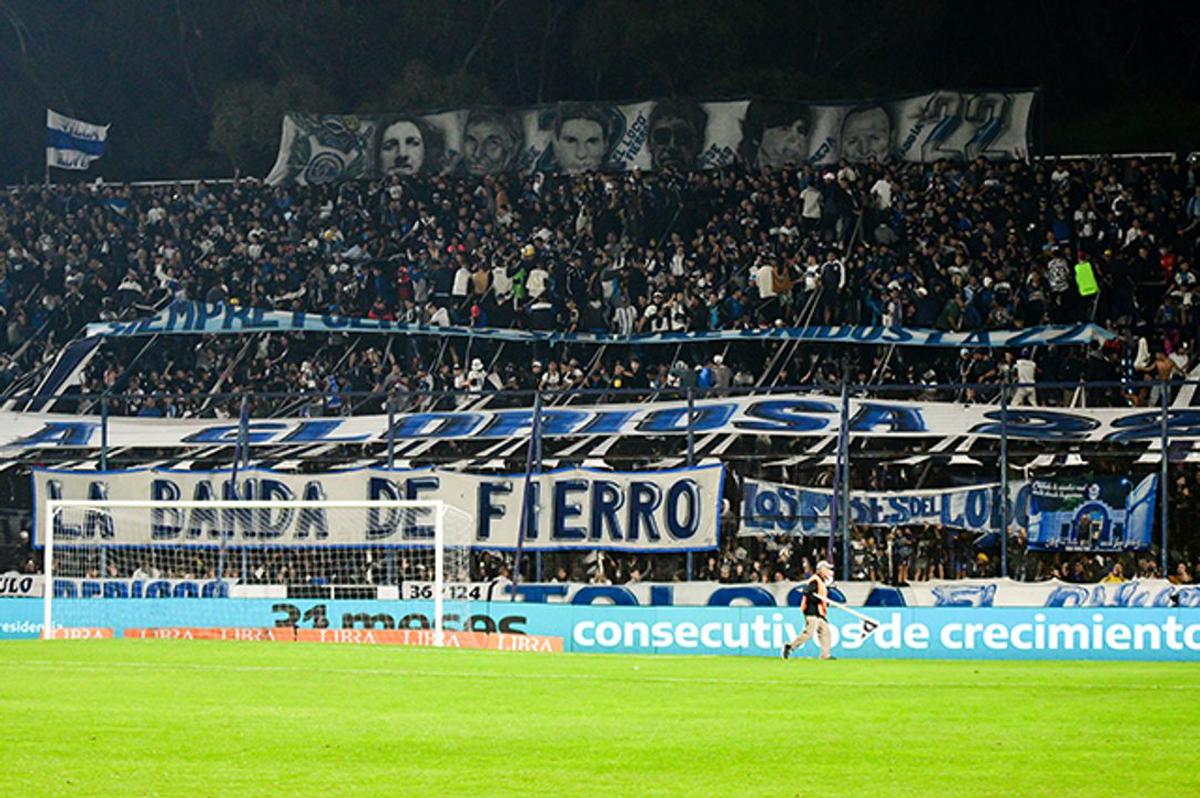La tribuna Centenario del estadio Juan Carmelo Zerillo, desde la cual cayó un hincha.