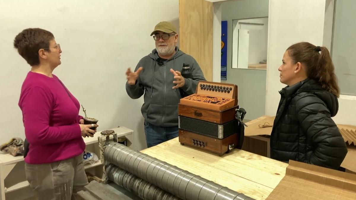 Puerto Tirol: la primera fábrica-escuela de acordeones que une oficio, música y educación