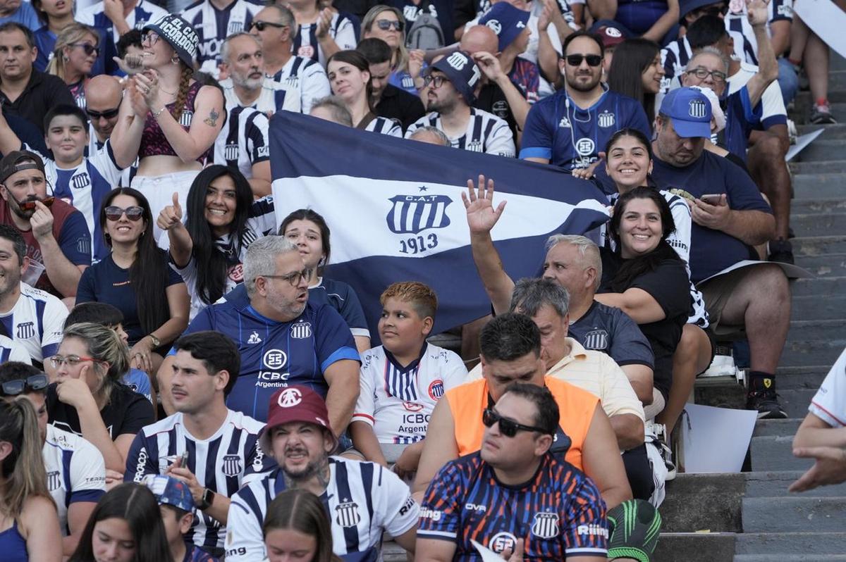 FOTO: Los hinchas albiazules, en una jornada única (foto: Daniel Cáceres).