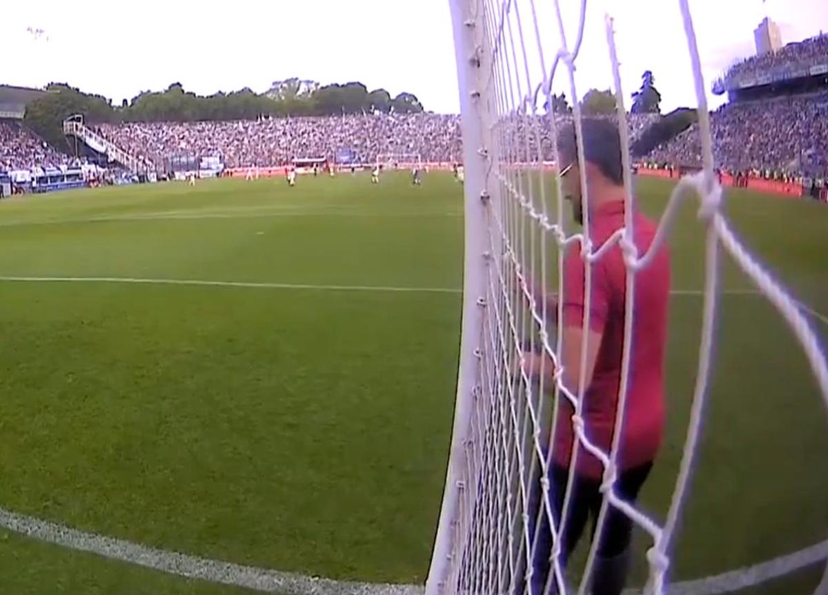 Guerra de cábalas en El Bosque: el cruce de un auxiliar de Estudiantes y un alcanzapelotas de Gimnasia