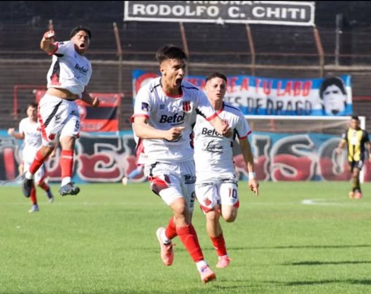 Enzo González festeja uno de sus goles ante Deportivo Madryn.