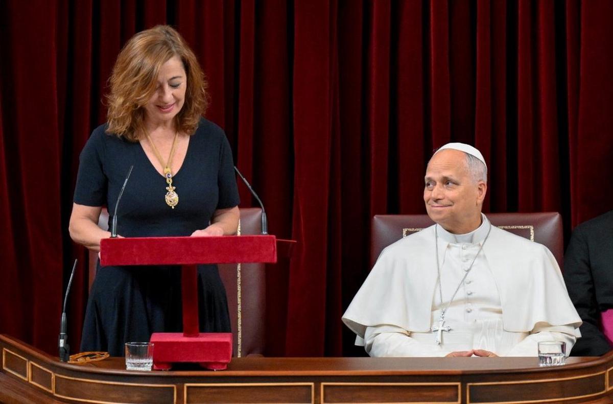 El papa León XIV en el Congreso de España recibido por la presidenta de la Cámara de Diputados, Francina Armengol.