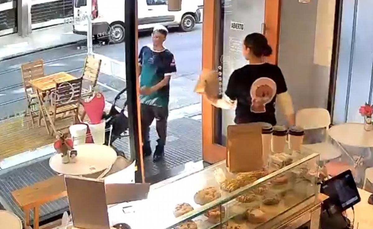 Le robó la propina a una empleada, ella lo enfrentó con una cuchilla y lo obligó a devolverla.