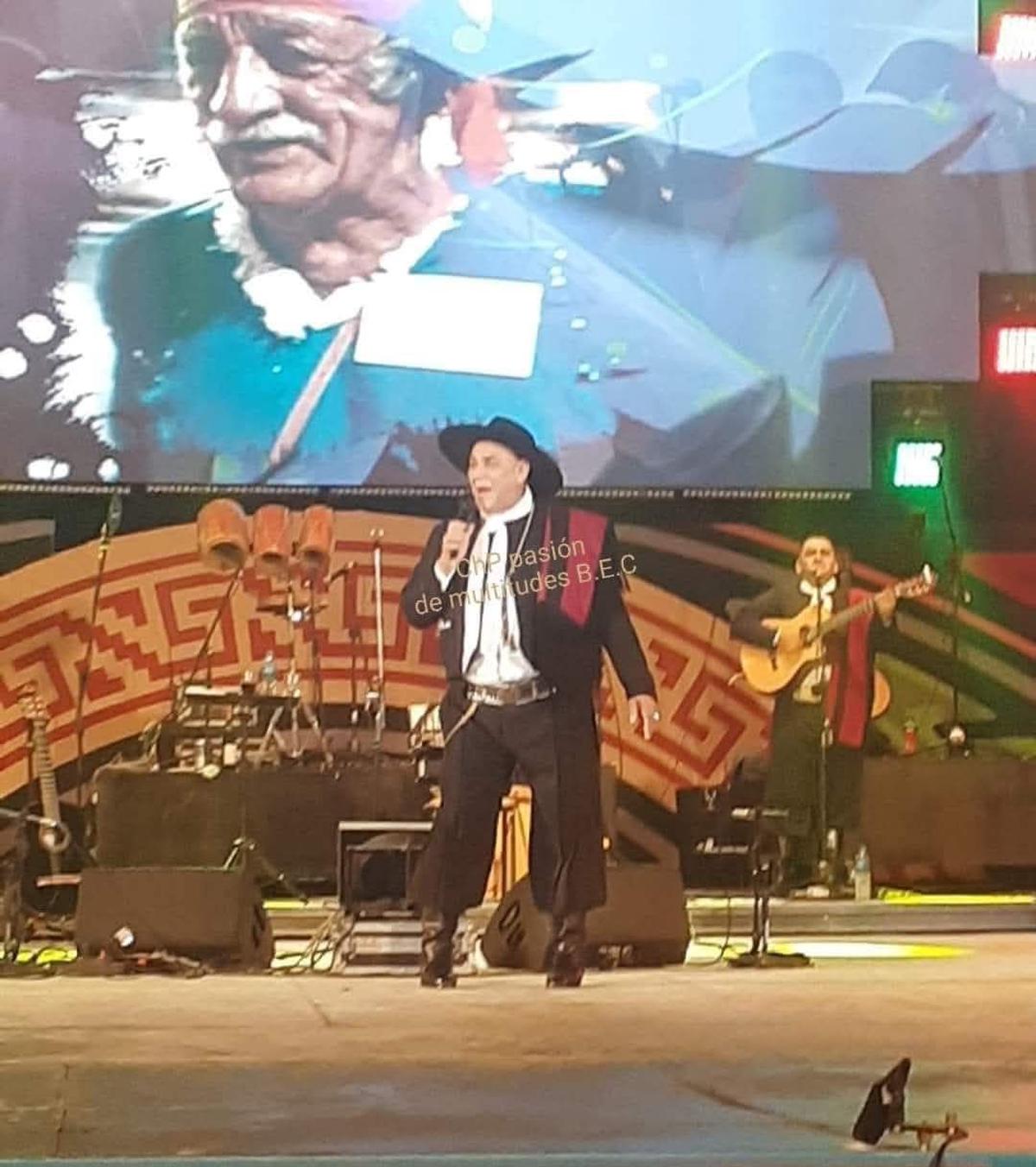 EL CHAQUEÑO CANTANDOLE A JUANCITO