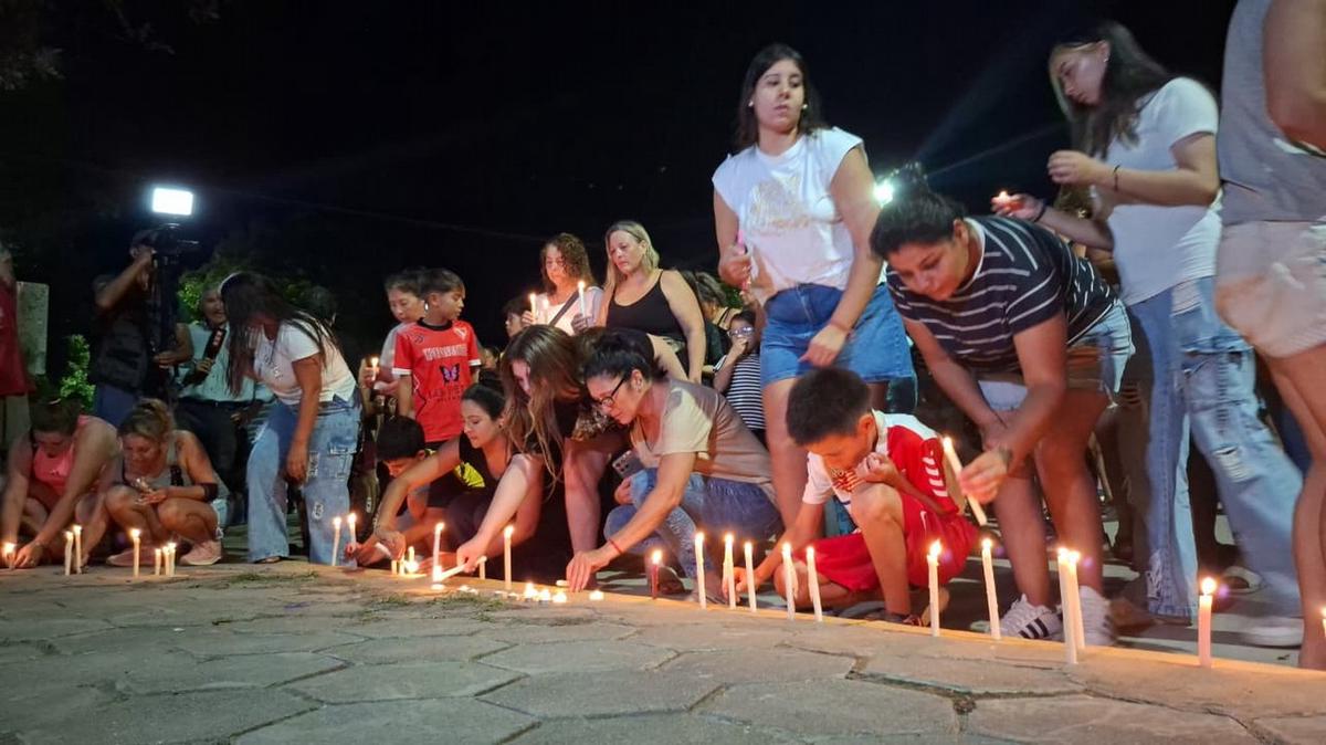 Marcha y velas en San Cristóbal en memoria de Ian, el chico asesinado en la escuela.