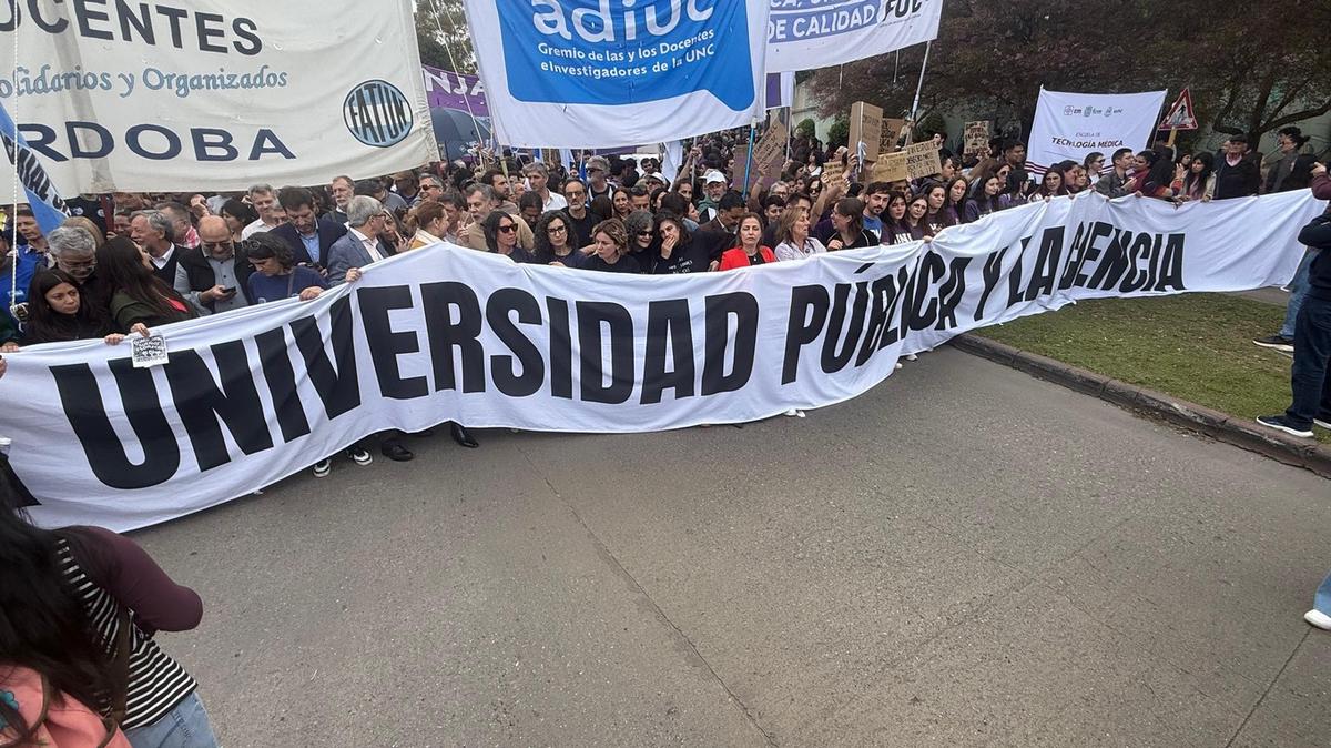 Marcha Universitaria en Córdoba. (Foto: Daniel Cáceres/Cadena 3)