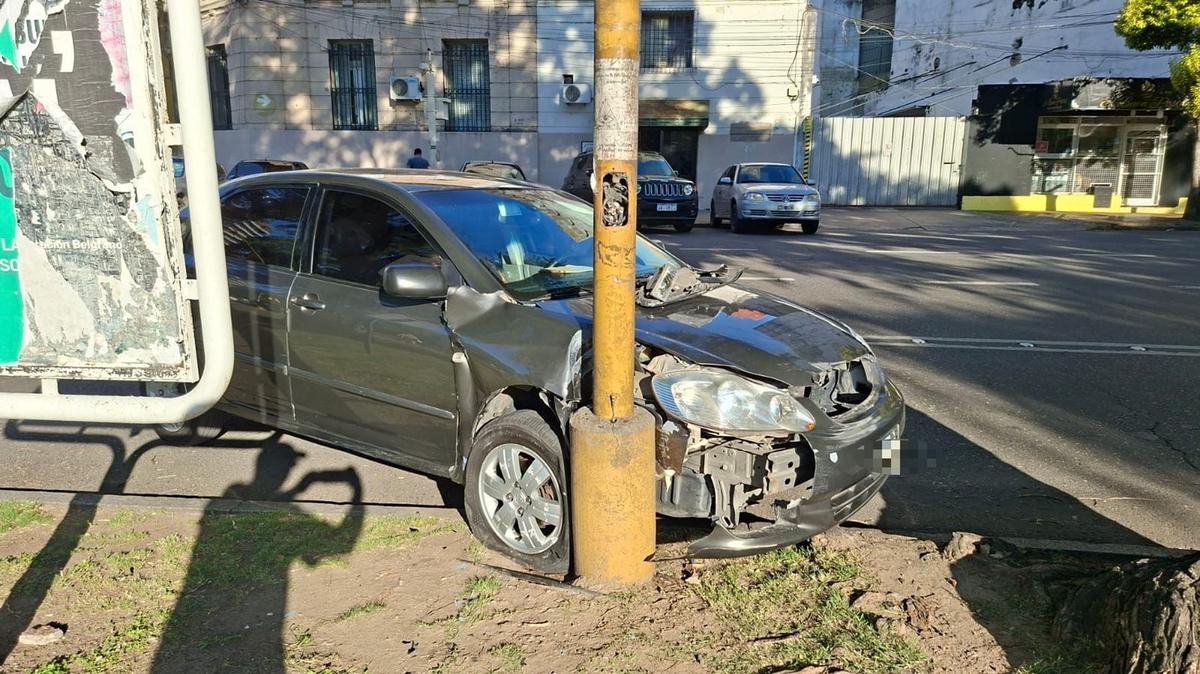 Chocó tras dormirse al volante en el centro de Santa Fe. (Matías Arrieta/Cadena 3)