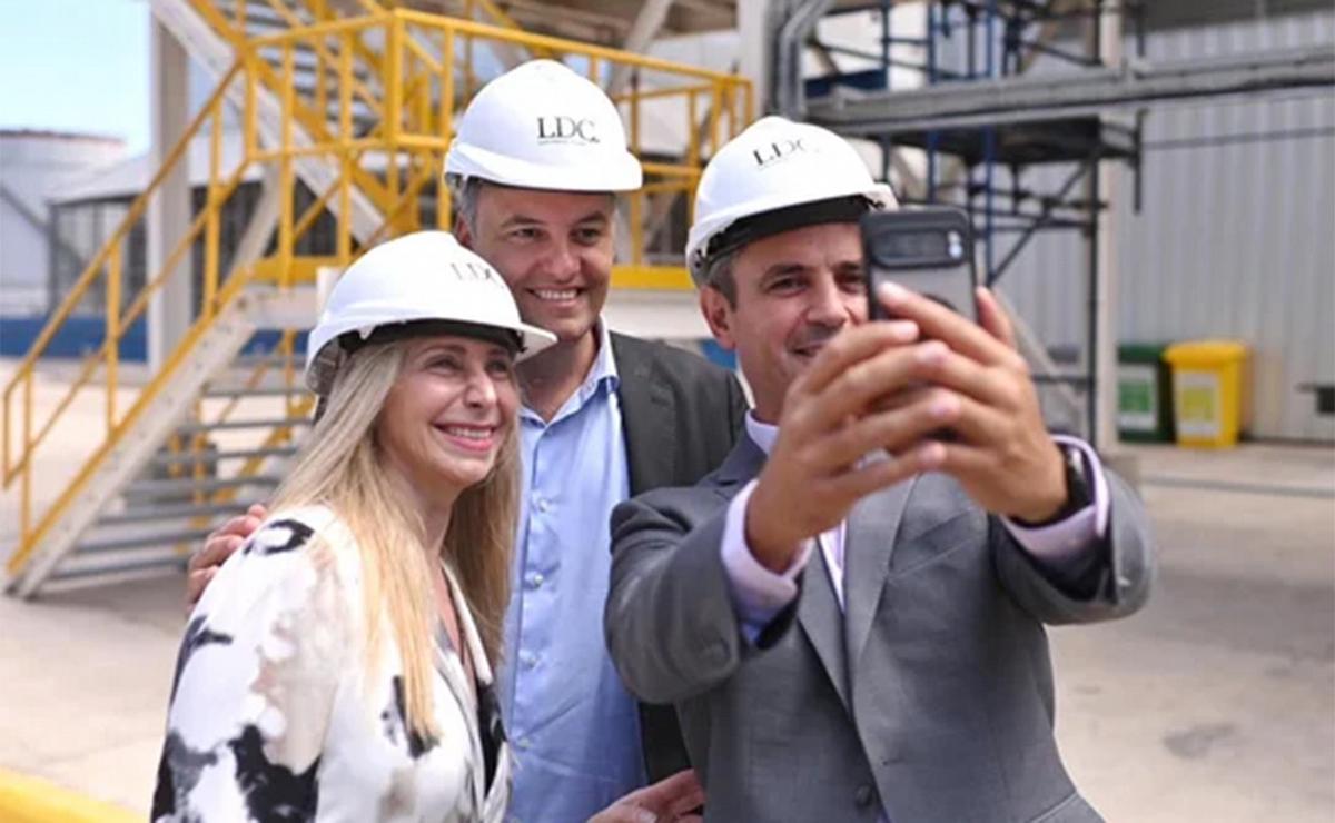 Karina Milei y Manuel Adorni en la inauguración de una planta de molienda.