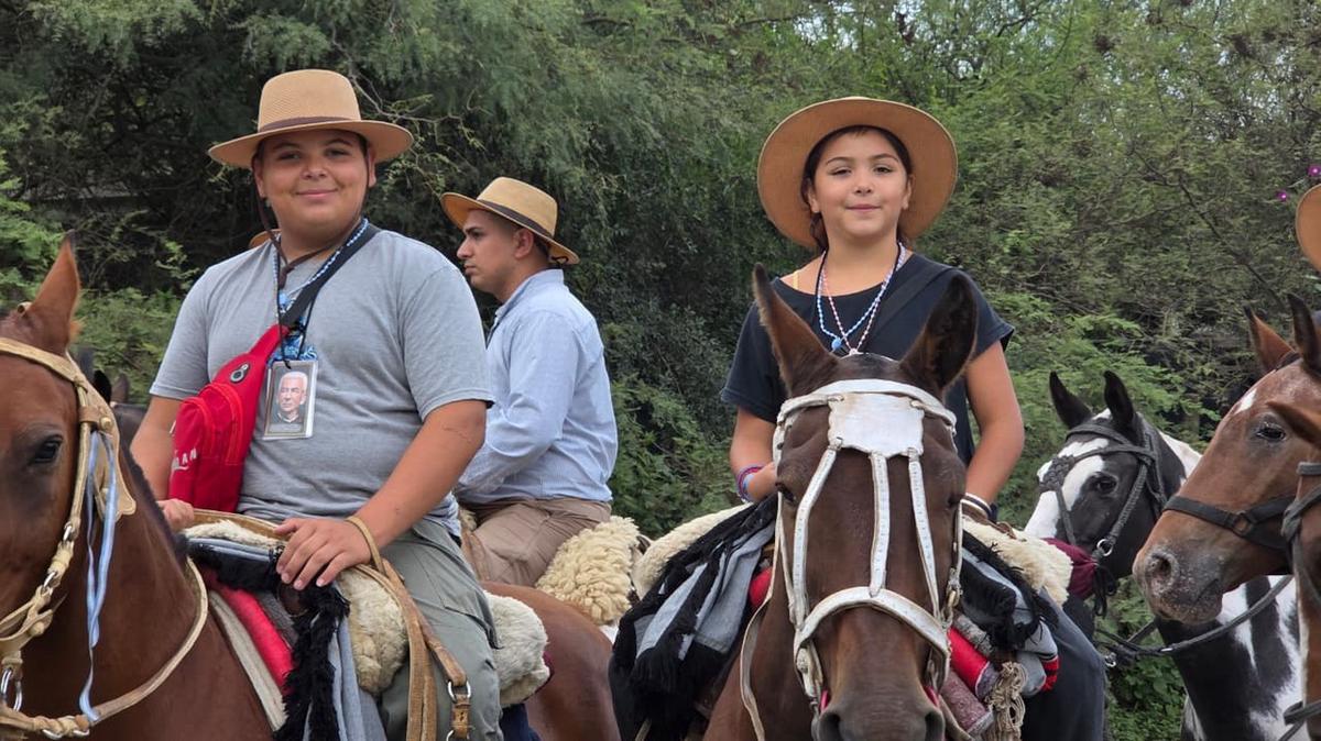 Miles de fieles caminan rumbo a Villa Cura Brochero. (Foto: Matías Arrieta/Cadena 3)