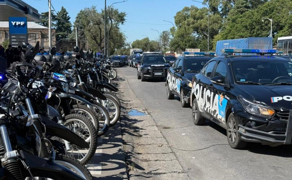 Protesta y cubiertas prendidas fuego en la Jefatura de la Policía de Rosario.