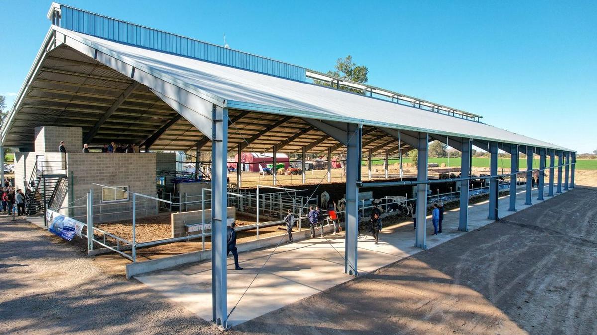 En el predio del INTA la ESIL inauguró el tambo robot.