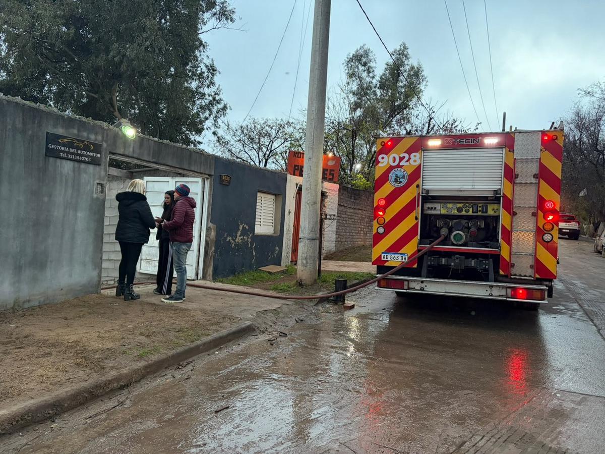 Un incendio destruyó una casa y una rotisería en barrio Maldonado. (Lucía González/Cadena 3)