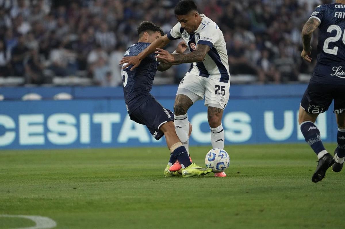 FOTO: Talleres recibe a Huracán en el Kempes. 