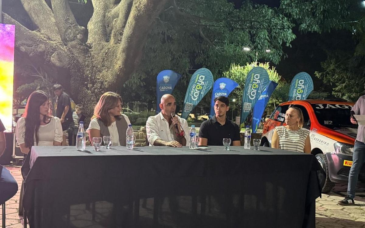 El 'Rally Gran Premio Colonia Caroya' se presentó anoche la Plaza Avellanda