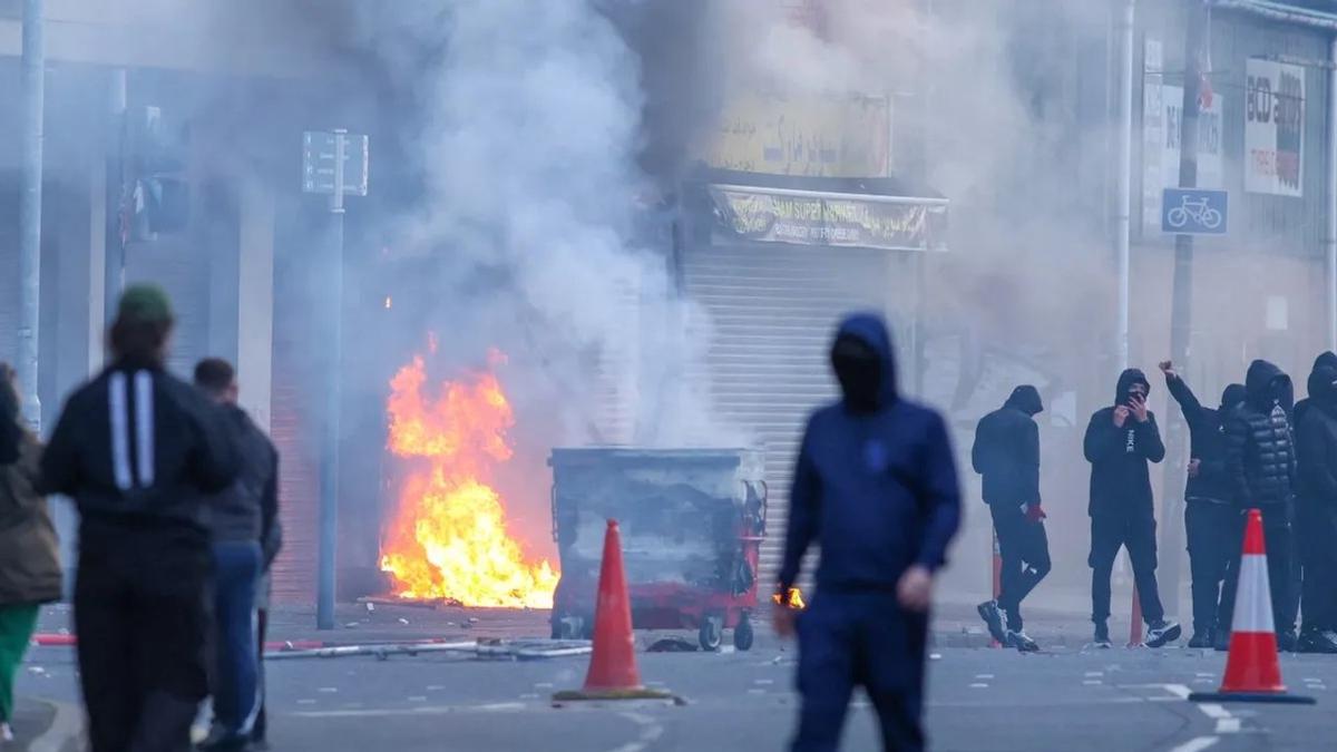 Prisión preventiva para sudanés acusado de apuñalamiento en Belfast que desató una ola de protestas antiinmigrantes.