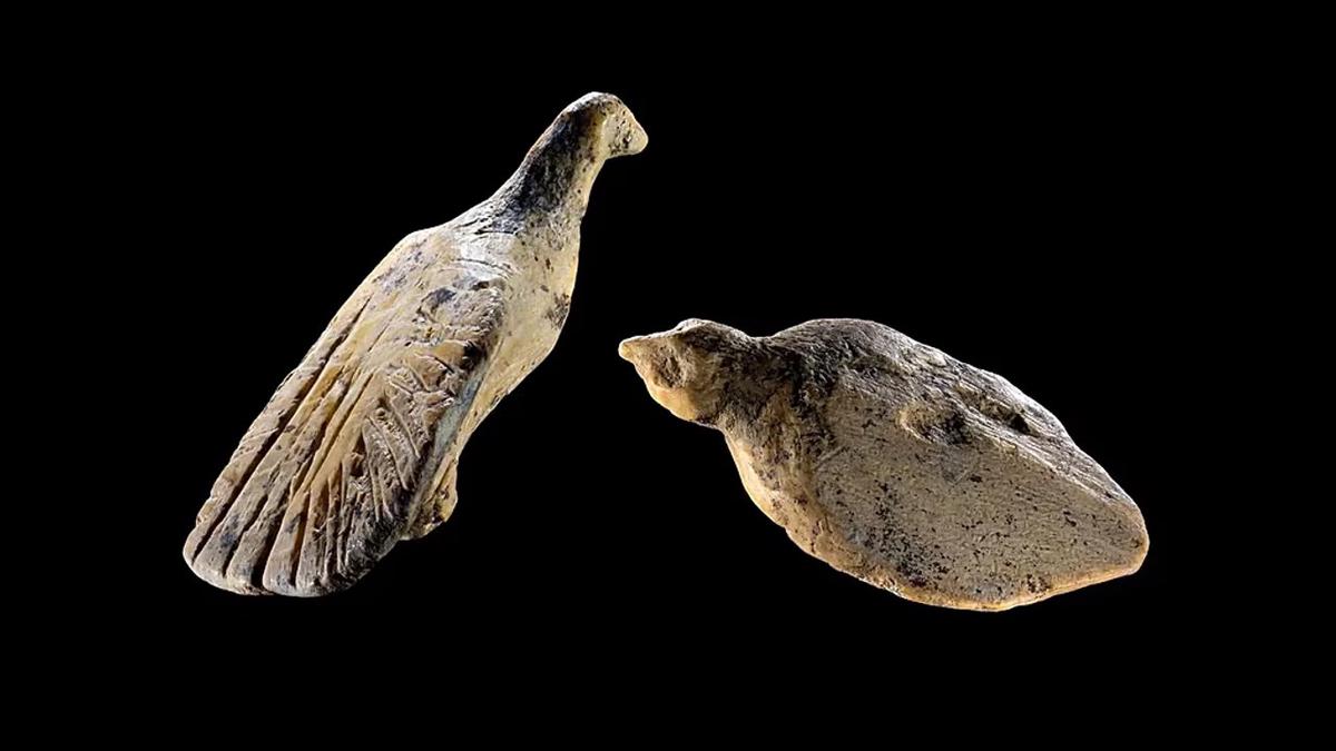 Las figuras talladas en un diente de mamut de 40 mil años.