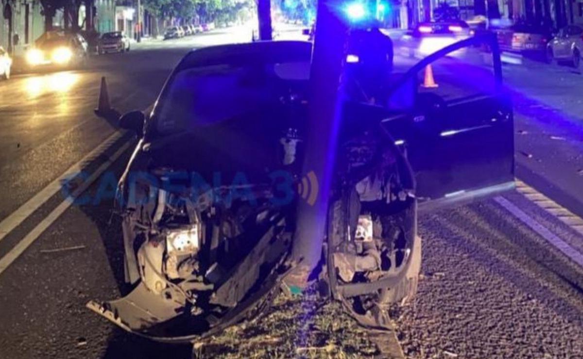 FOTO: El auto incrustado en la columna de alumbrado público.