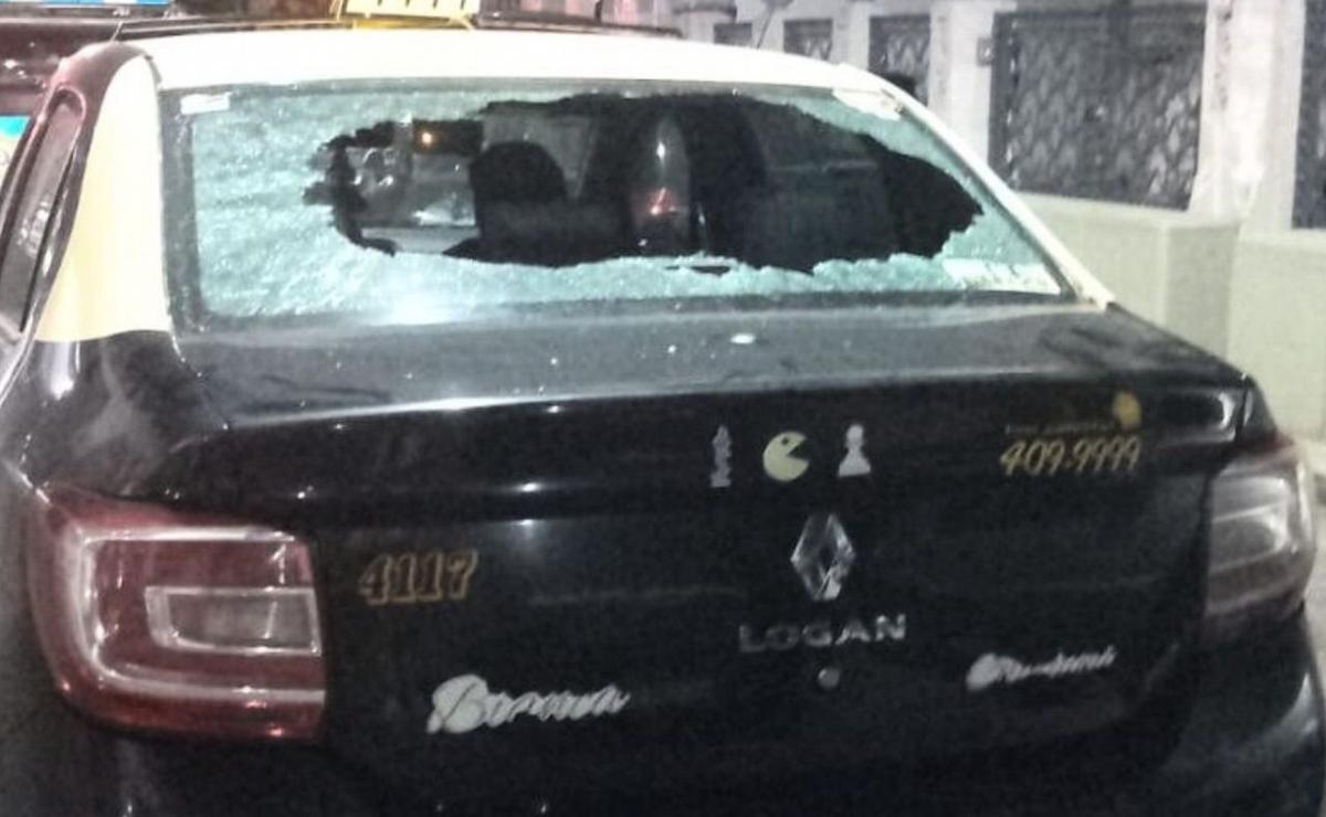 La luneta del taxi quedó completamente destruida.