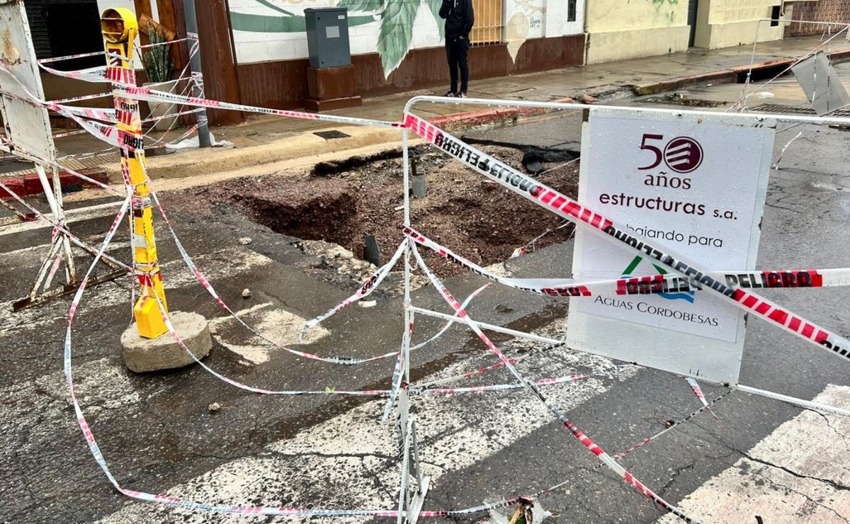 FOTO: Un móvil cayó en un pozo durante la tormenta.