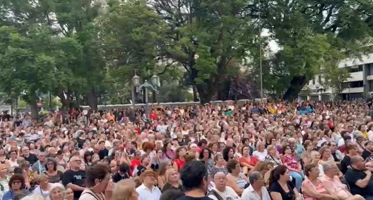 Una multitud espera la 