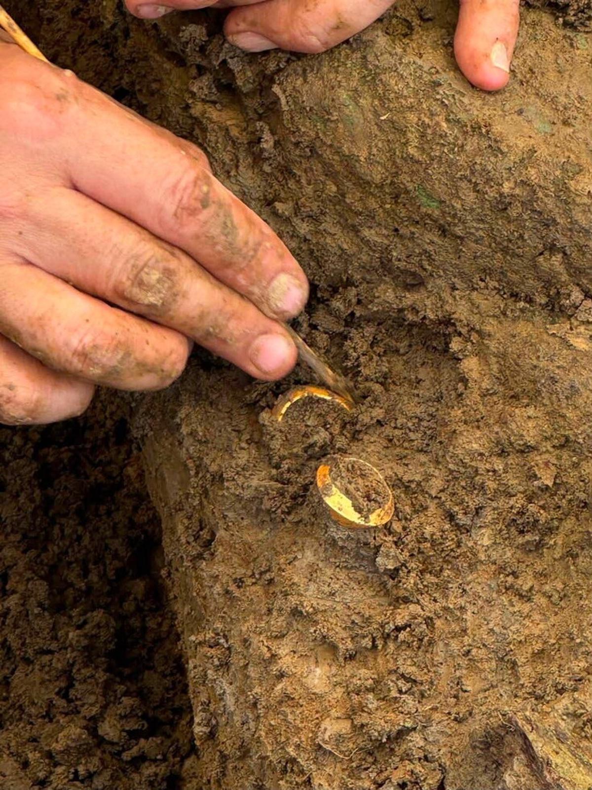 Hallan anillos de oro de hace unos 2.000 años durante excavación en sitio arqueológico de Tailandia