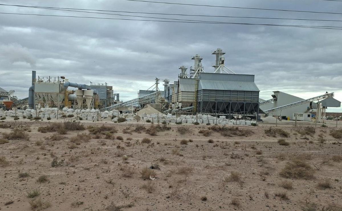 Corralones de arena en Loma Campana. Utilizan toneladas diariamente para el fracking.