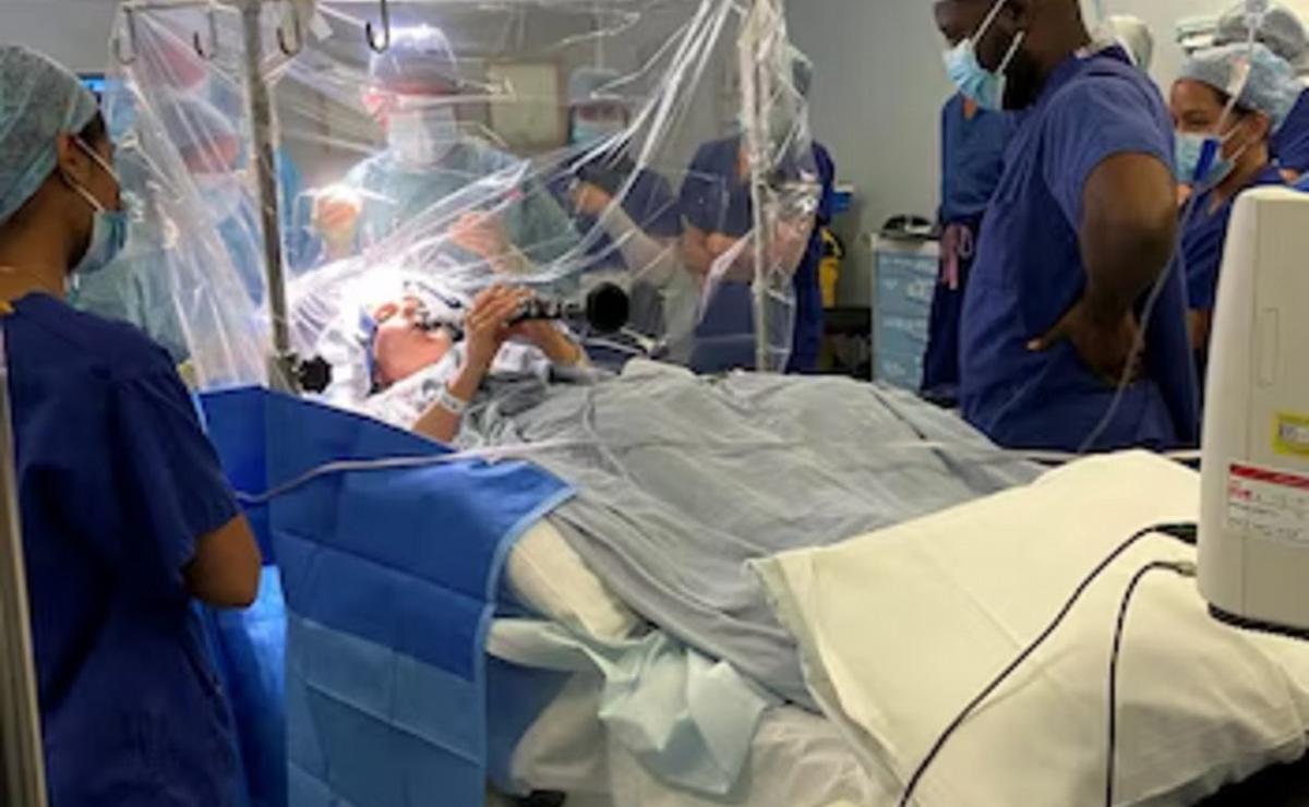 Tiene Parkinson y tocó el clarinete mientras la operaban del cerebro.