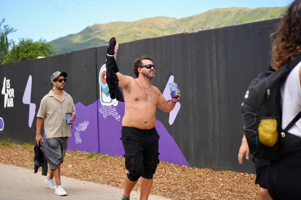 Una multitud vibra en el primer día del Cosquín Rock 2026. (Foto: Daniel Cáceres)