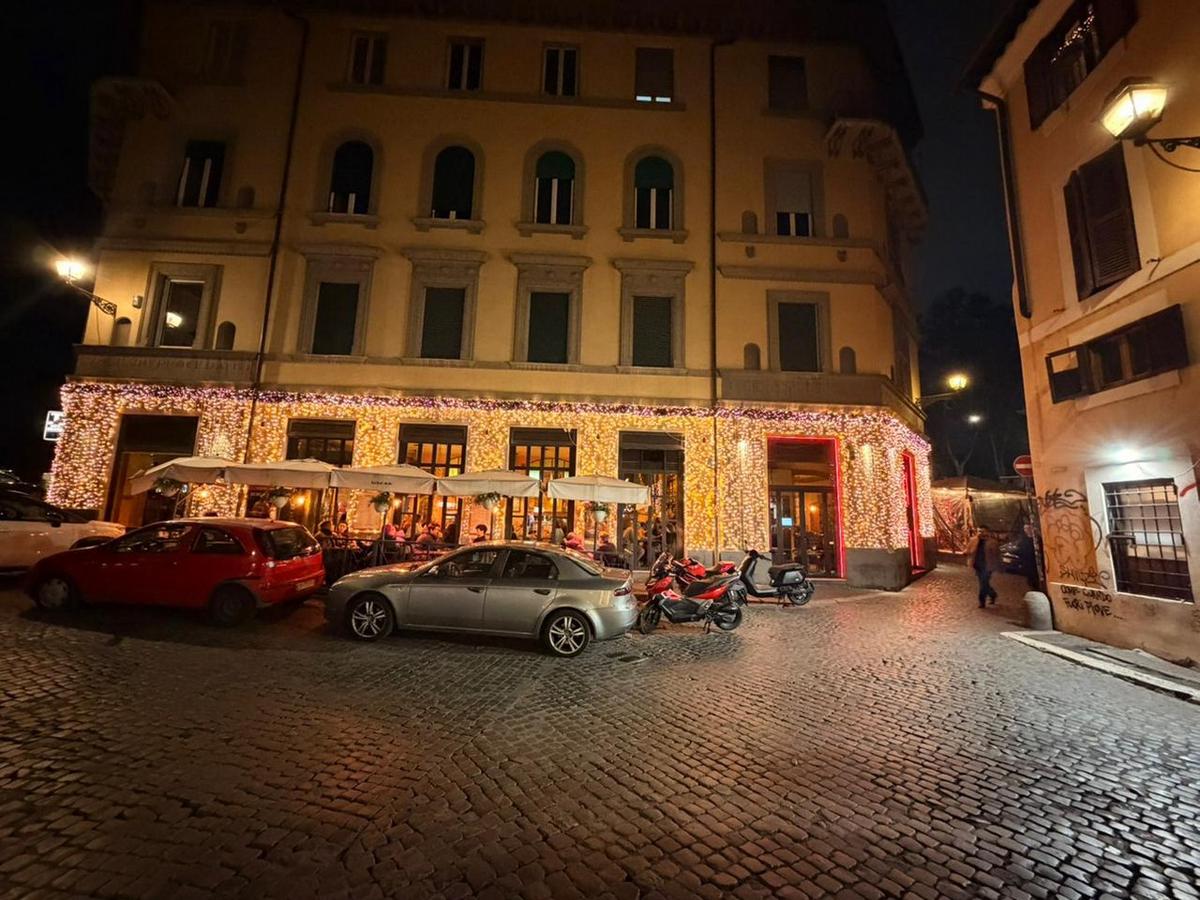 Trastevere de noche: la magia bohemia de Roma.