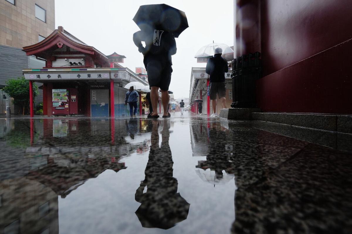 Fuertes lluvias por tormenta tropical elevan riesgo de inundaciones en región de Tokio