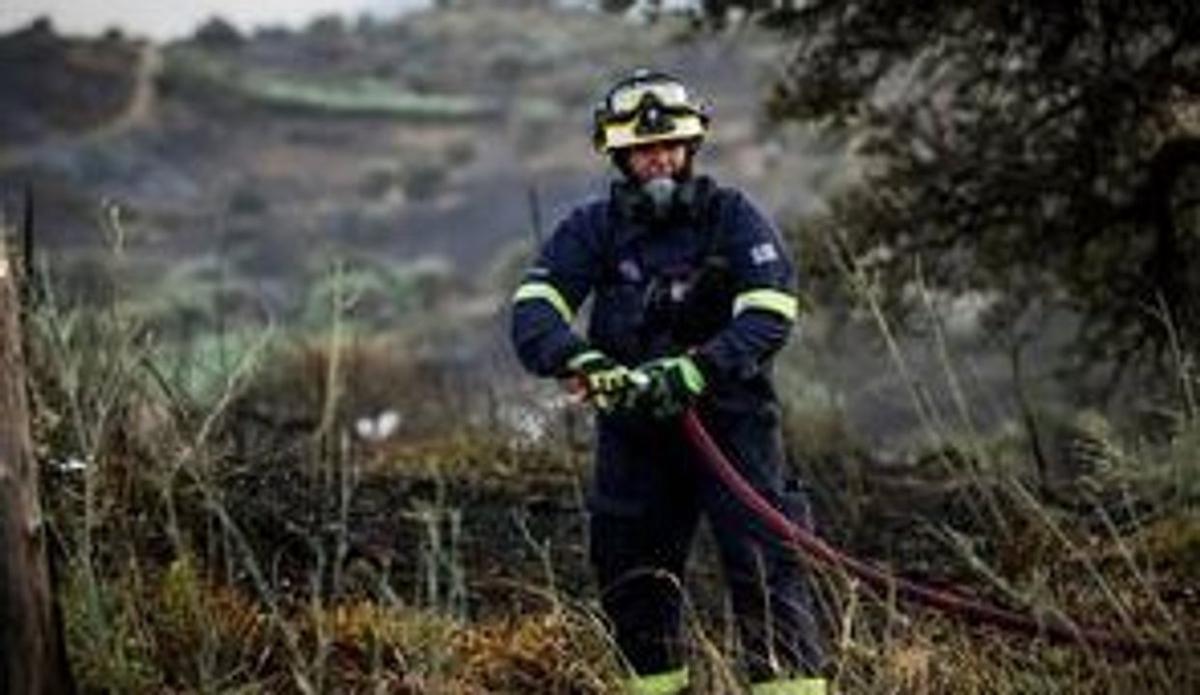 Los brigadistas combaten incendios en Grecia.