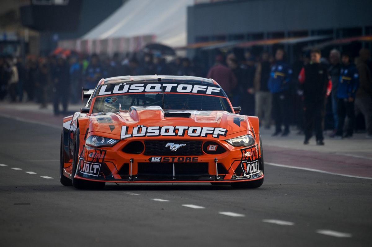 Lambiris y el Ford Mustang en el último entrenamiento de El Calafate