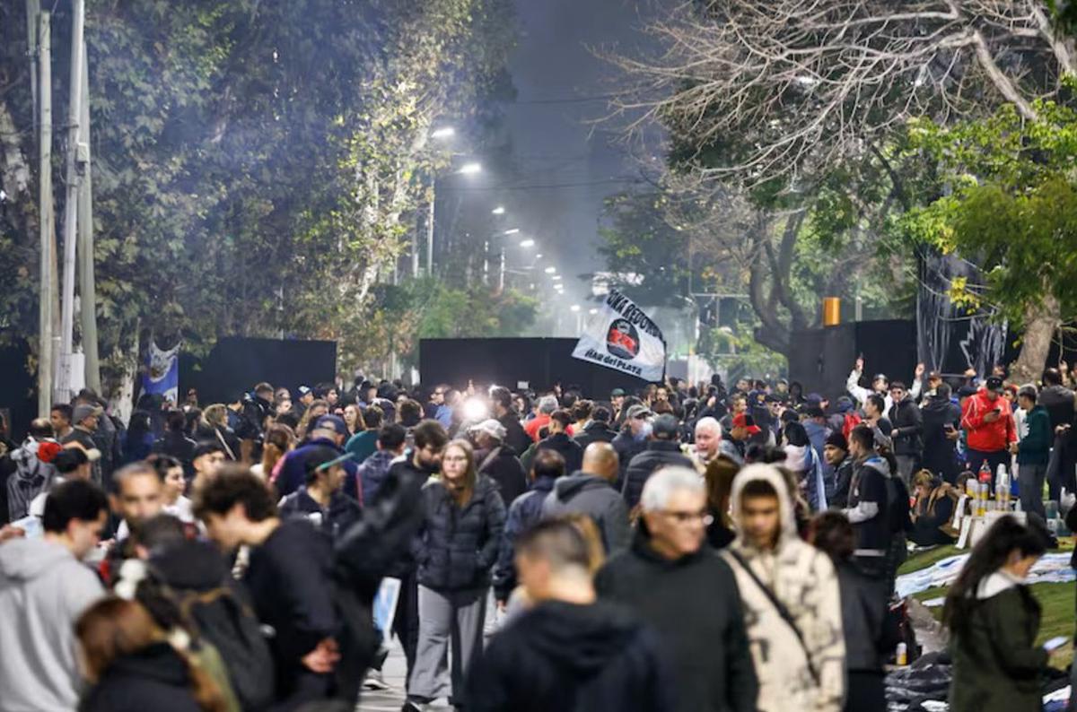 Una multitud acompaña al Indio Solari en su despedida en Avellaneda