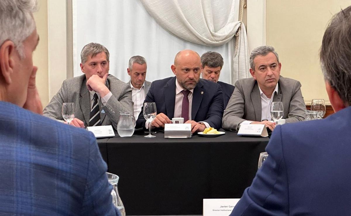 FOTO: El ministro de Economía, Luis Caputo, visitó la Bolsa de Comercio de Rosario.