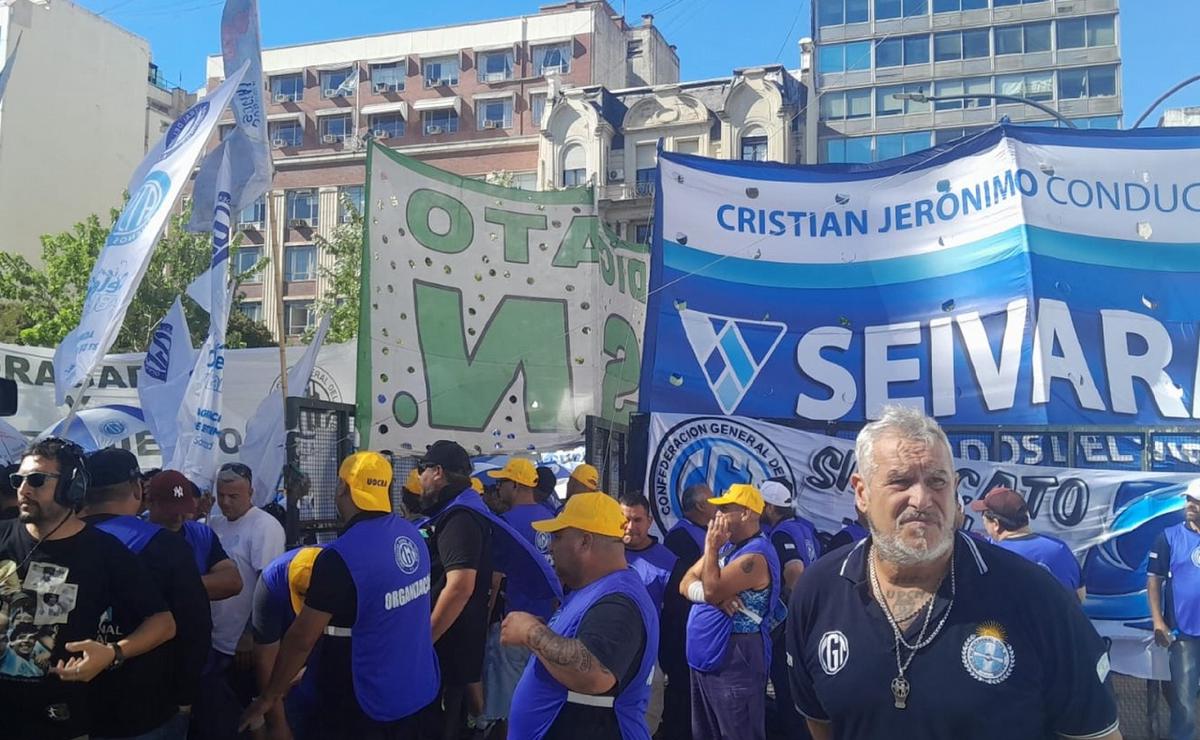 Marcha liderada por Cetera al Congreso.