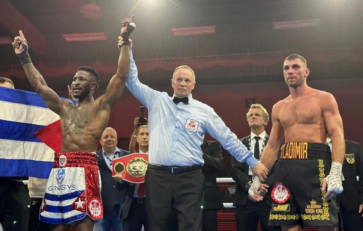 FOTO: El cubano William Scull ganó por decisión unánime y es el nuevo campeón mundial