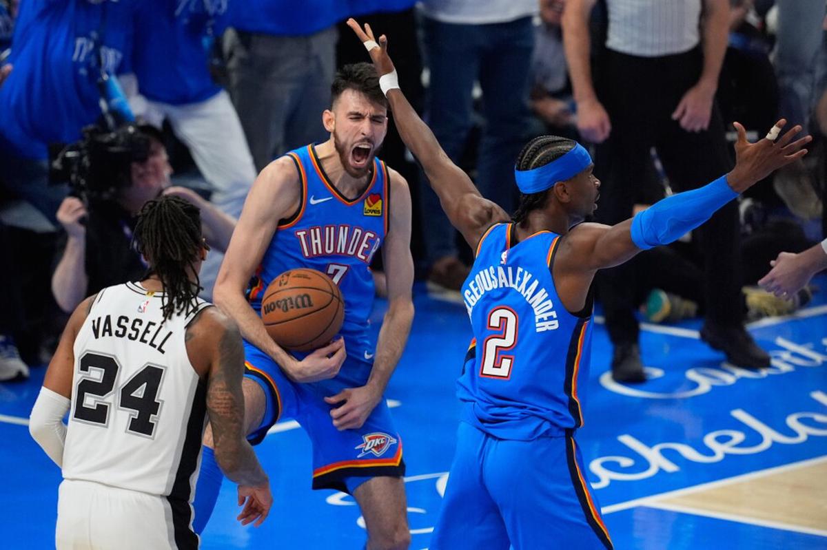 Gilgeous-Alexander anota 30, Thunder vence a Spurs 122-113 e iguala final del Oeste