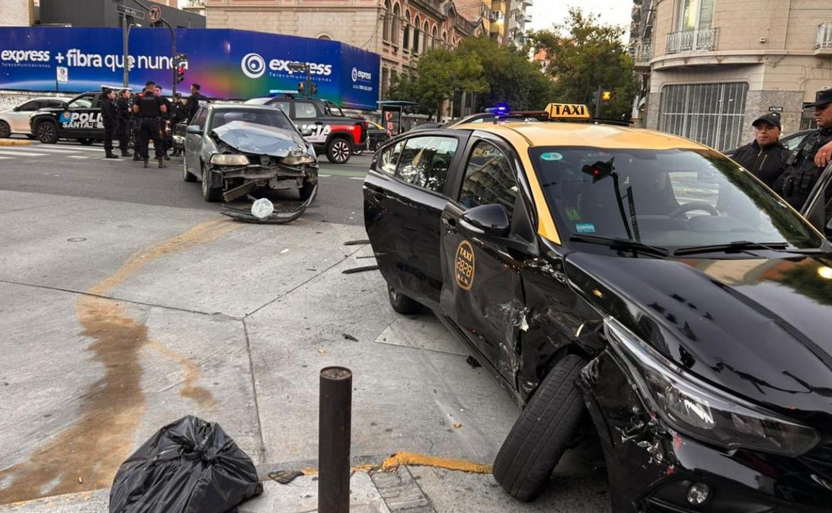 Los autos que chocaron quedaron visiblemente dañados.