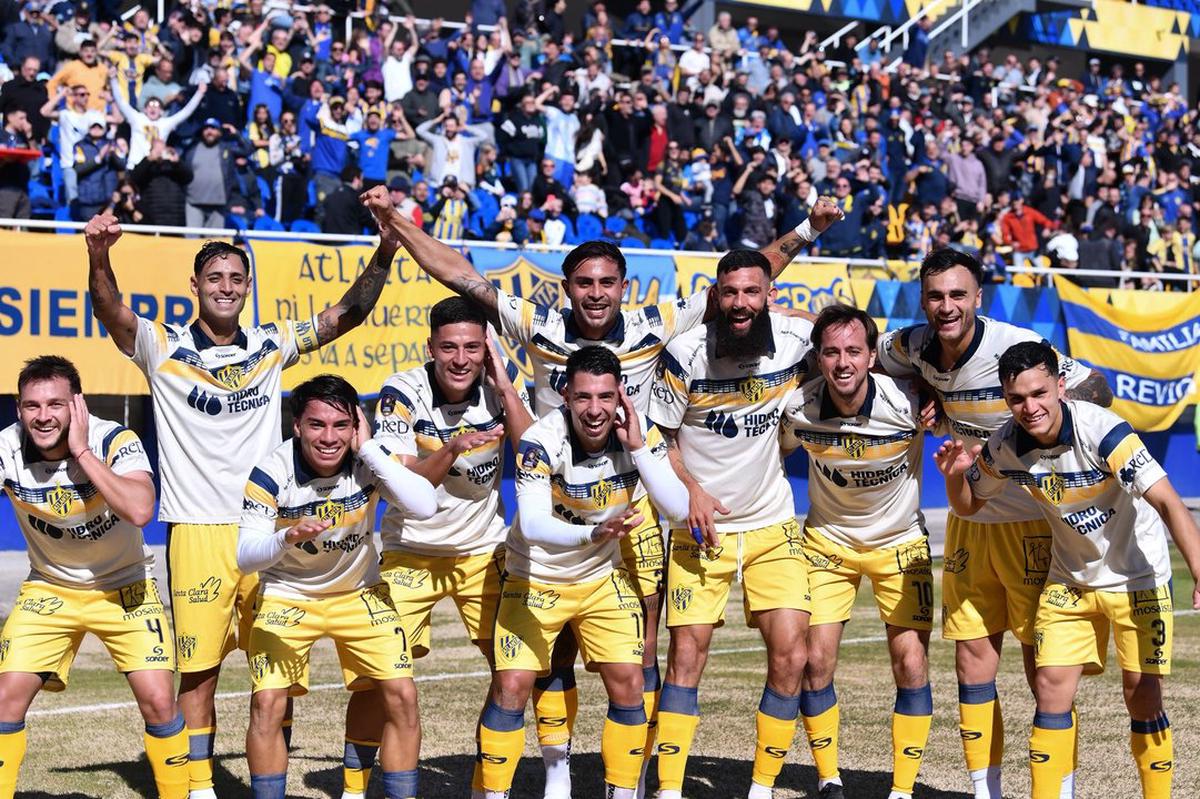 Jugadores de Atlanta festejan el triunfo.