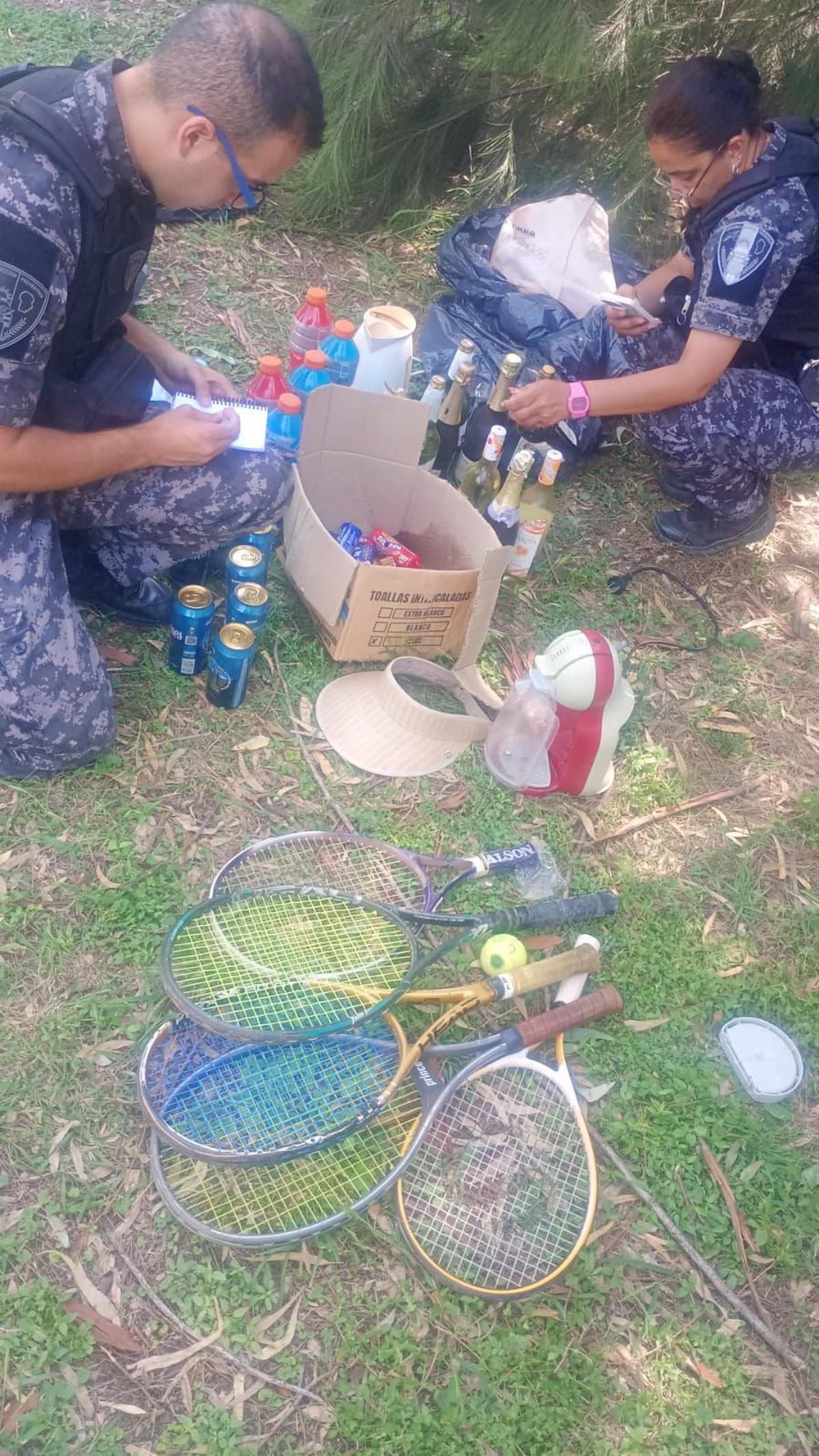 Desvalijaron un club de tenis y hallaron lo robado oculto entre pastizales.