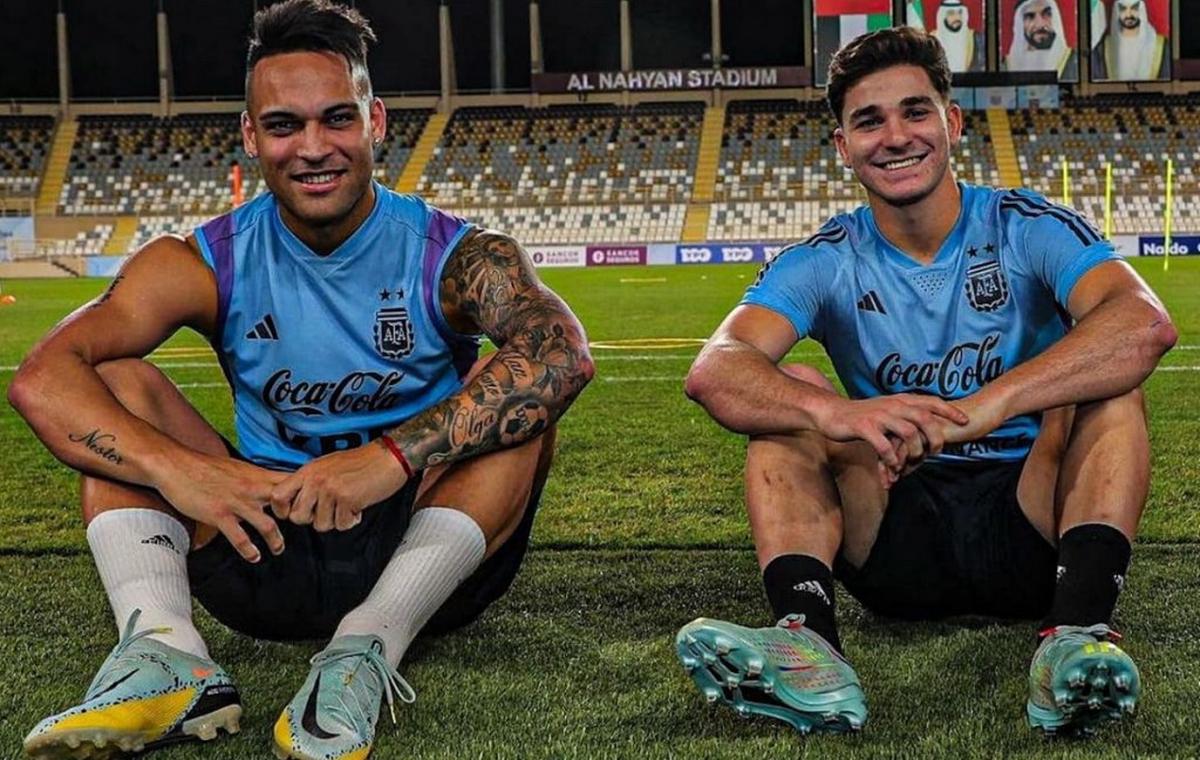 Lautaro Martínez y Julián Álvarez en la final de la Champions League.