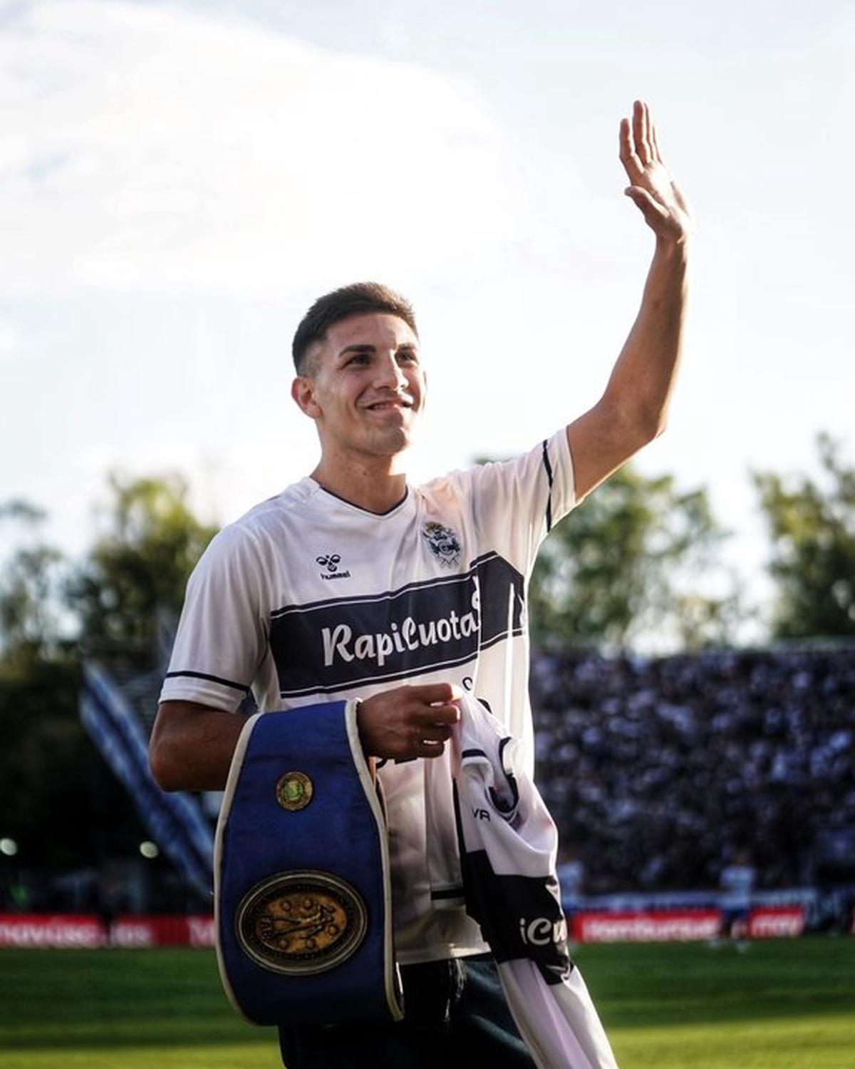 Ayrton Giménez, campeón del título Latino de la OMB en la categoría superpluma, con su cinturón y la camiseta de GELP. Foto: Agencia NA (Redes).