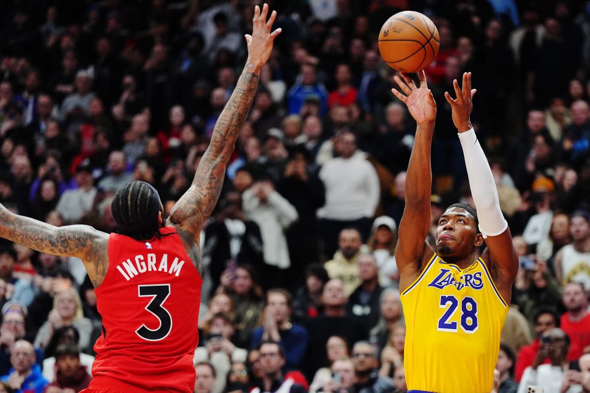 Hachimura aporta triple al final tras pase de James y Lakers superan a Raptors 123-120